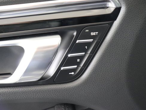 Certified 2025 Porsche Macan AWD/4WD image 32