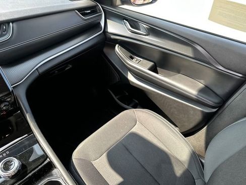 Used 2023 Jeep Grand Cherokee L Laredo image 22