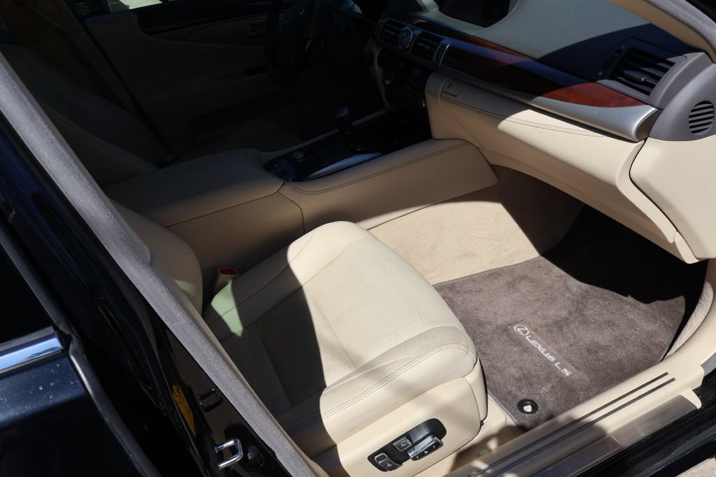 Used 2014 Lexus LS 460 w/ Comfort Package RWD image 22