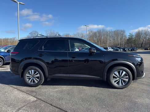 Certified 2025 Nissan Pathfinder SL image 4