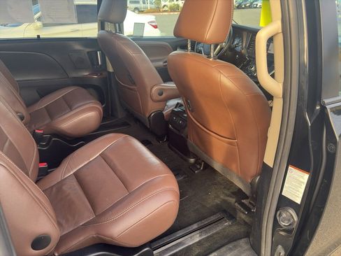 Used 2017 Toyota Sienna Limited Premium image 26