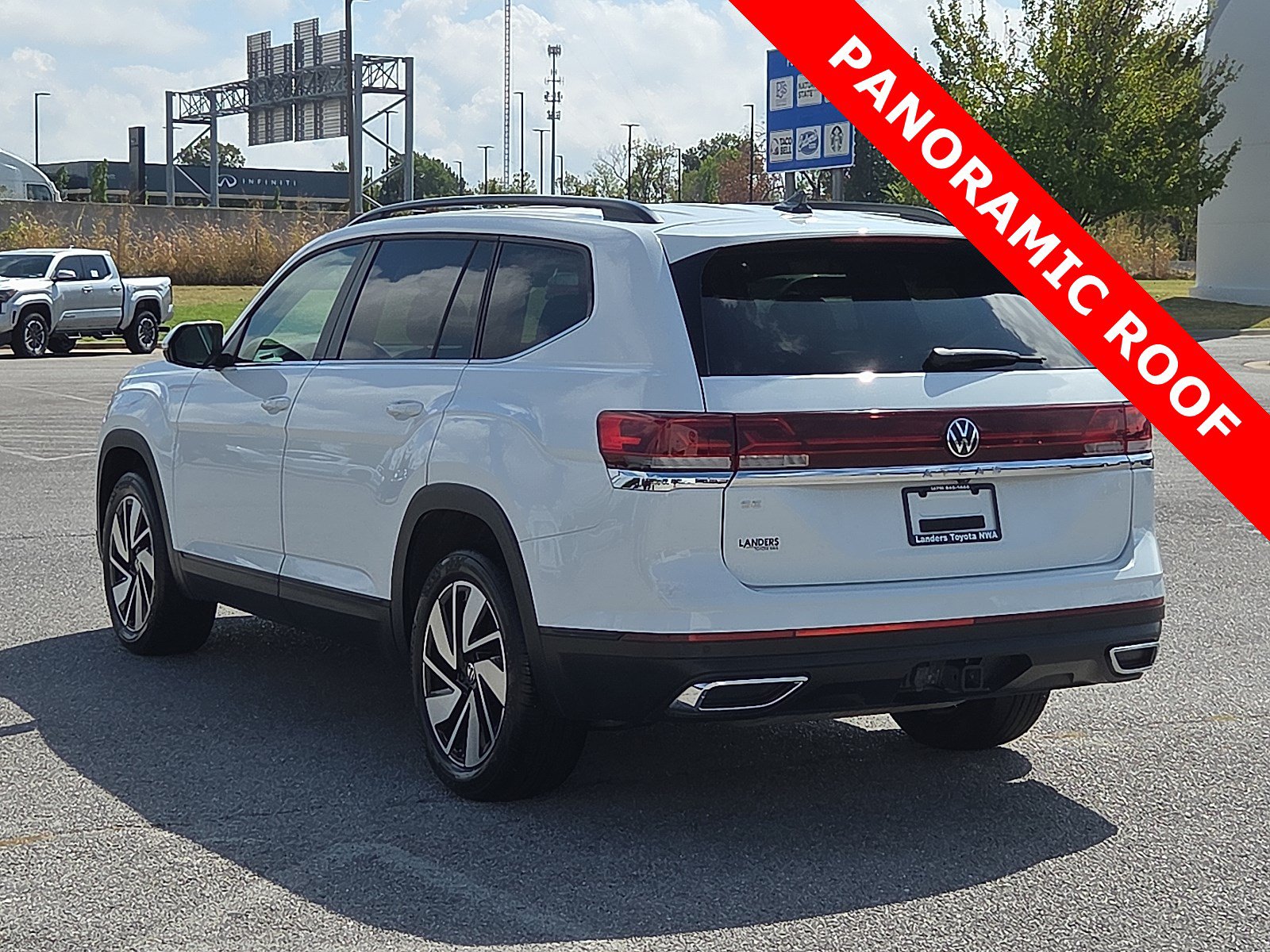 Used 2024 Volkswagen Atlas SE w/ Panoramic Sunroof Package FWD image 4