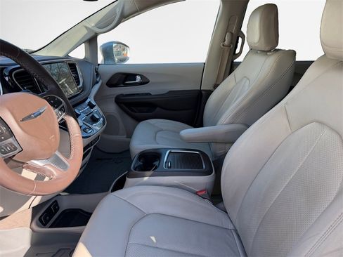 Used 2021 Chrysler Pacifica Touring-L image 12
