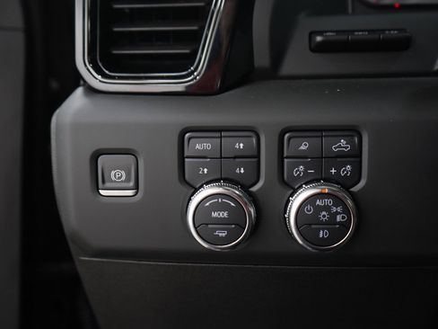 Used 2024 GMC Sierra 3500 AT4 w/ AT4 Premium Plus Package AWD/4WD image 26