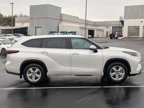 Used 2024 Toyota Highlander LE image 8