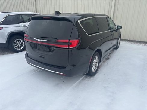 Used 2024 Chrysler Pacifica Touring-L image 3