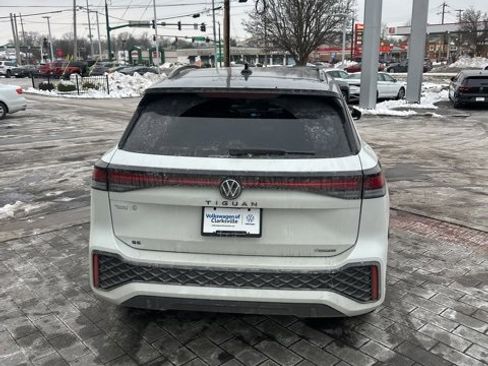 Certified 2025 Volkswagen Tiguan SE R-Line image 12
