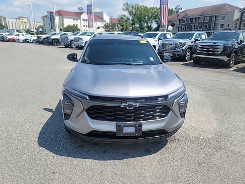 Used 2024 Chevrolet Trax RS w/ Sunroof Package FWD image 2