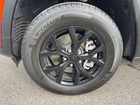 Used 2025 Jeep Grand Cherokee L Altitude image 9