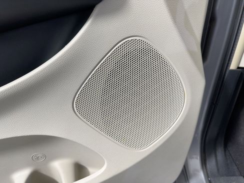 Used 2014 Chrysler Town & Country Touring image 21