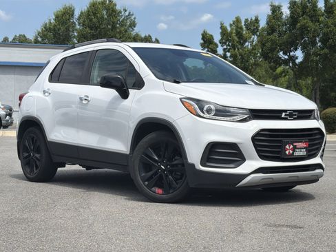 Used 2019 Chevrolet Trax LT w/ Sun & Sound Package FWD image 2