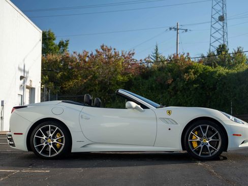 Used 2014 Ferrari California image 15