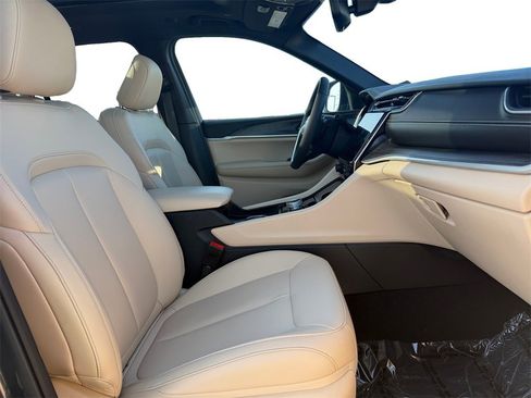 Used 2024 Jeep Grand Cherokee Limited image 17