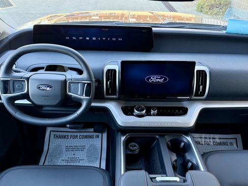 New 2025 Ford Expedition Active image 13