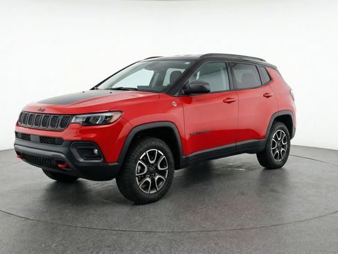 Used 2025 Jeep Compass Trailhawk image 3