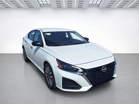 Used 2025 Nissan Altima 2.5 SV FWD image 2