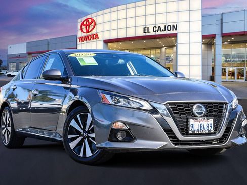 Used 2020 Nissan Altima 2.5 SV image 1