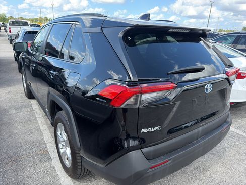 Used 2021 Toyota RAV4 LE AWD/4WD image 4