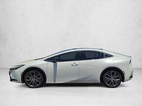 Used 2025 Toyota Prius XLE FWD image 9