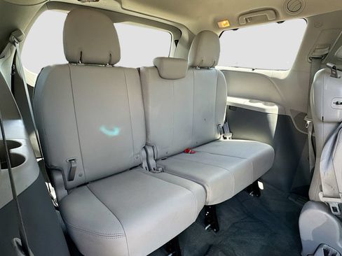 Used 2017 Toyota Sienna XLE Premium FWD image 36