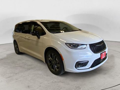 New 2026 Chrysler Pacifica Select image 8