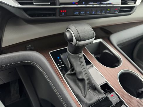 Used 2024 Toyota Sienna XLE AWD/4WD image 8