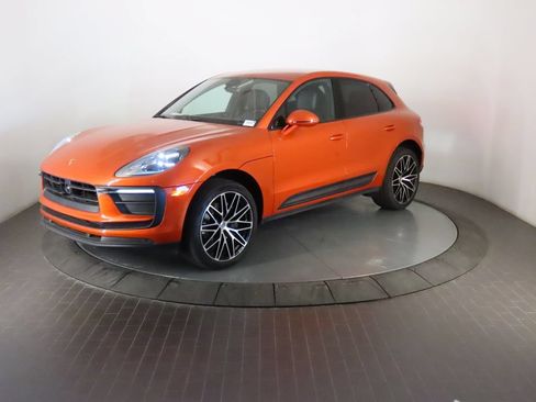 Certified 2025 Porsche Macan AWD/4WD image 1