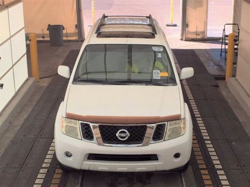 Used 2008 Nissan Pathfinder SE w/ Premium Pkg image 2