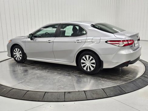 Used 2018 Toyota Camry LE image 3