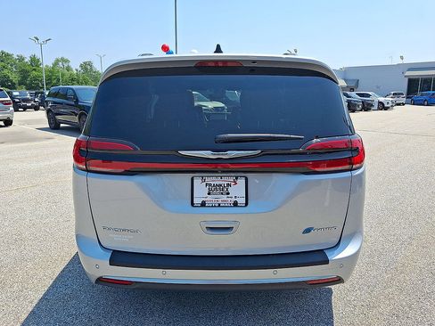 Used 2023 Chrysler Pacifica Pinnacle FWD image 23