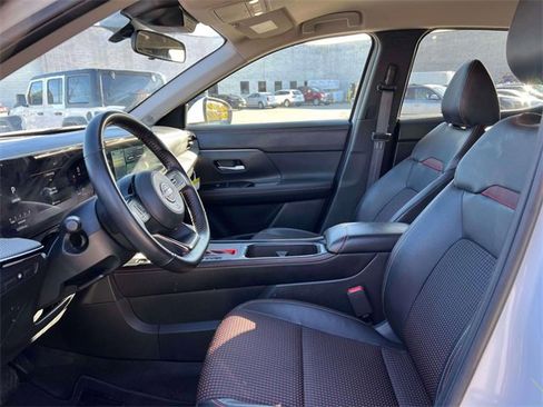 Used 2025 Nissan Kicks SR image 16
