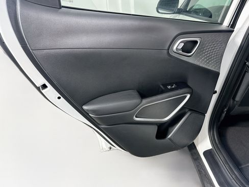 Used 2025 Kia Soul LX w/ LX Technology Package FWD image 27