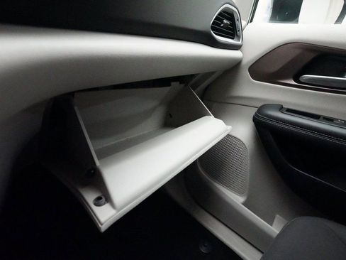 Used 2024 Chrysler Voyager LX image 31