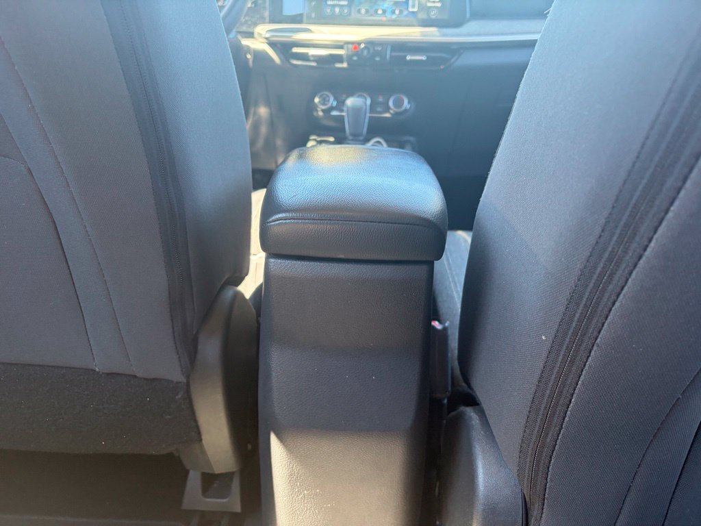 Used 2025 Nissan Kicks SV FWD image 37