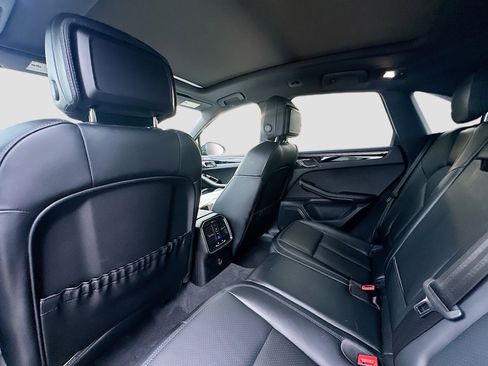 Used 2024 Porsche Macan Base image 27