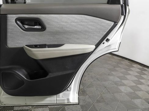 Used 2023 Nissan Rogue SV image 42