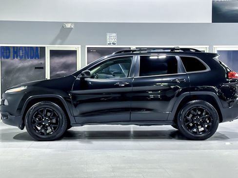 Used 2016 Jeep Cherokee Latitude w/ Cold Weather Group AWD/4WD image 2