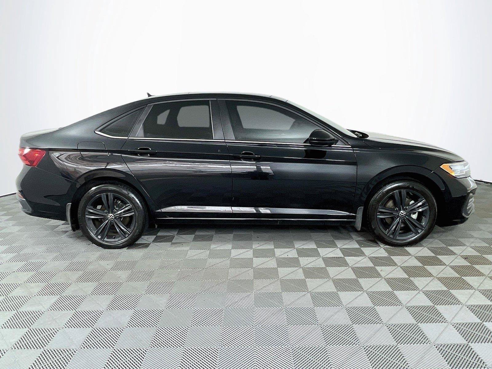Used 2024 Volkswagen Jetta SE FWD image 10