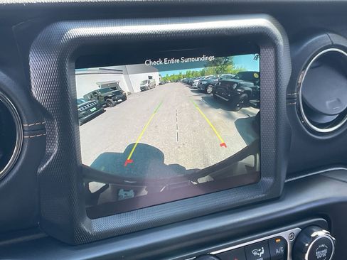 Used 2022 Jeep Wrangler Unlimited Sahara AWD/4WD image 17