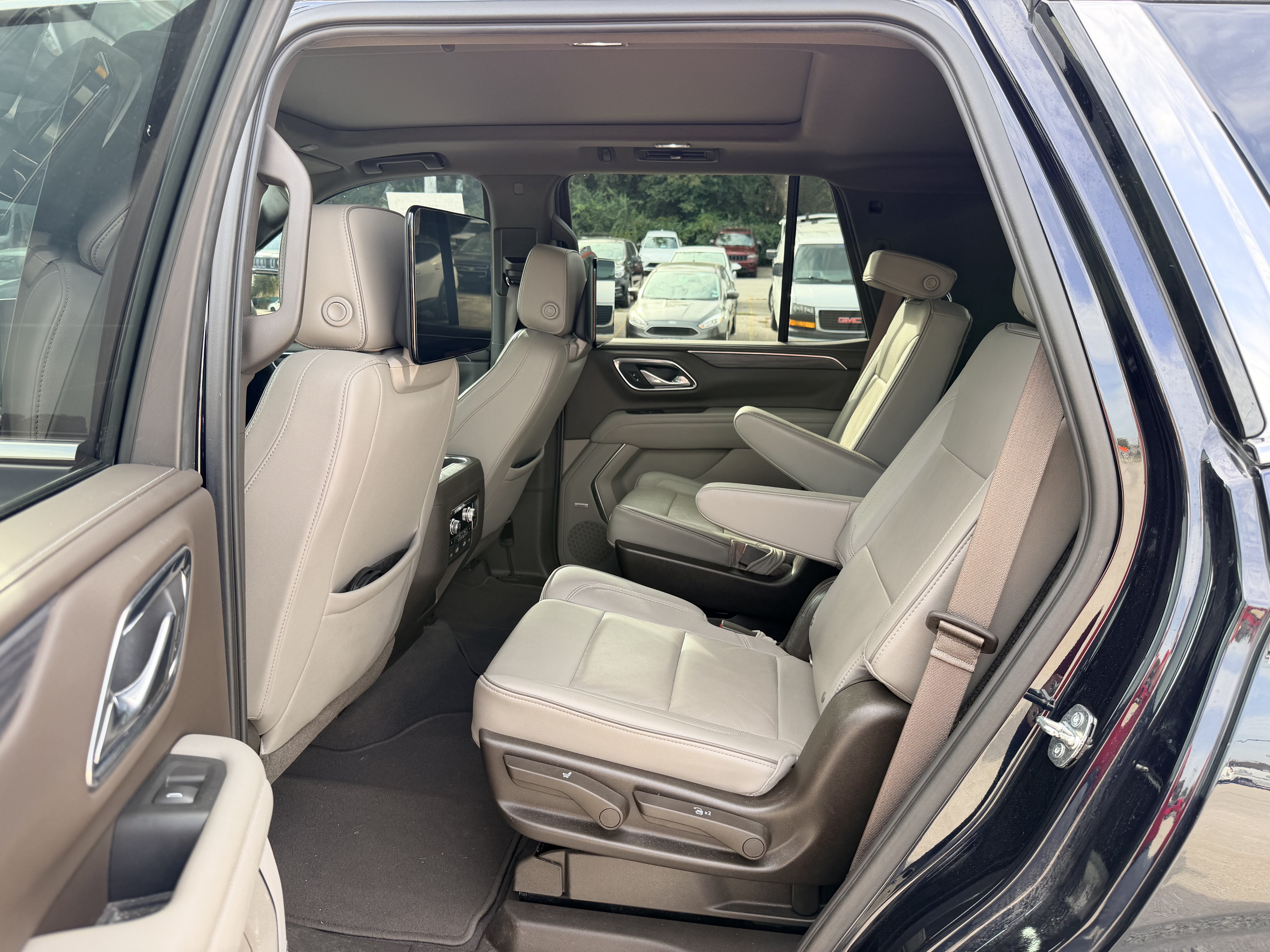 Used 2021 GMC Yukon SLT w/ SLT Premium Package AWD/4WD image 12