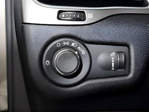 Used 2021 Jeep Cherokee Latitude FWD image 27