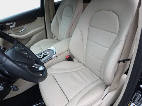 Used 2018 Mercedes-Benz GLC 300 4MATIC image 22