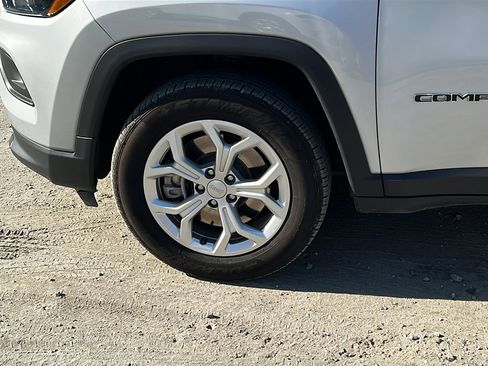 Used 2024 Jeep Compass Latitude image 12