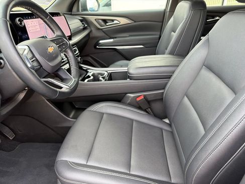 Used 2025 Chevrolet Traverse LT FWD image 14