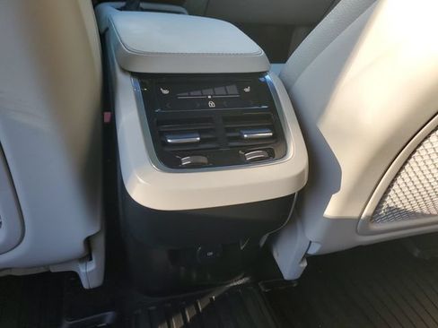 Used 2021 Volvo XC90 T6 Momentum w/ Climate Package AWD/4WD image 15