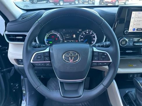 Used 2024 Toyota Highlander XLE AWD/4WD image 20