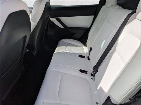 Used 2022 Tesla Model Y Long Range image 18