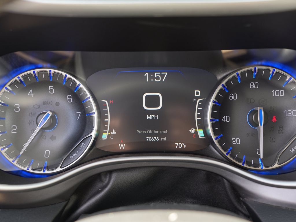 Used 2023 Chrysler Pacifica Touring-L FWD image 34