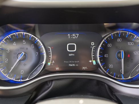 Used 2023 Chrysler Pacifica Touring-L FWD image 34