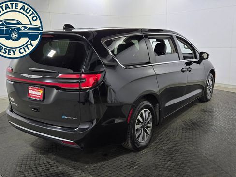 Used 2024 Chrysler Pacifica Limited FWD image 13